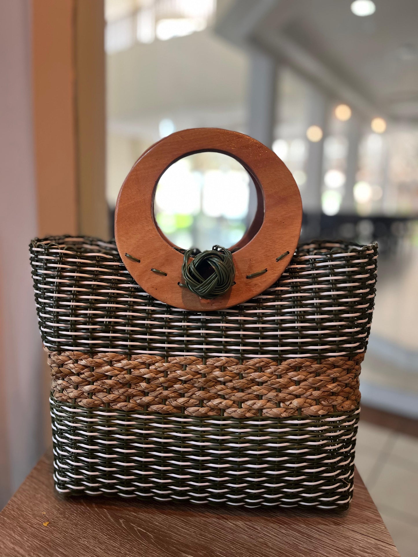 Cartera artesanal grande con aro de madera