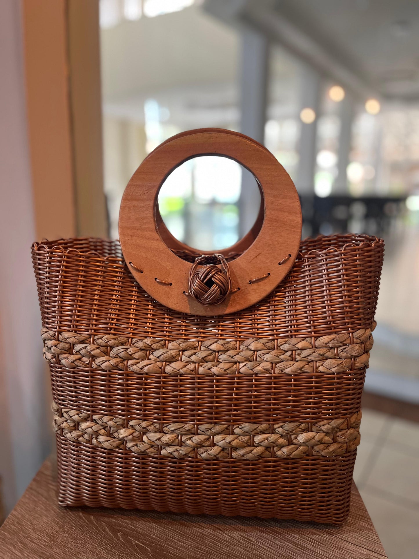 Cartera artesanal grande con aro de madera