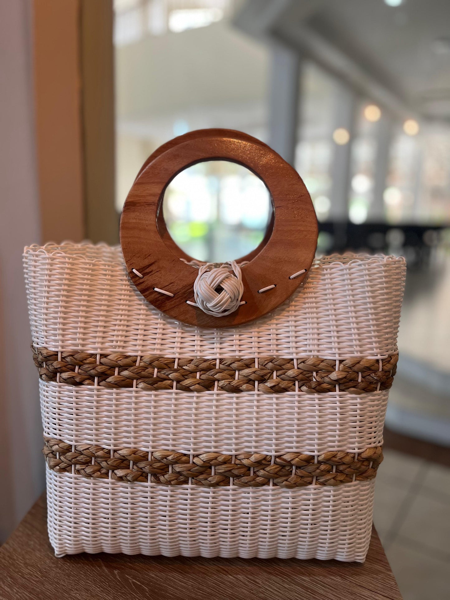 Cartera artesanal grande con aro de madera