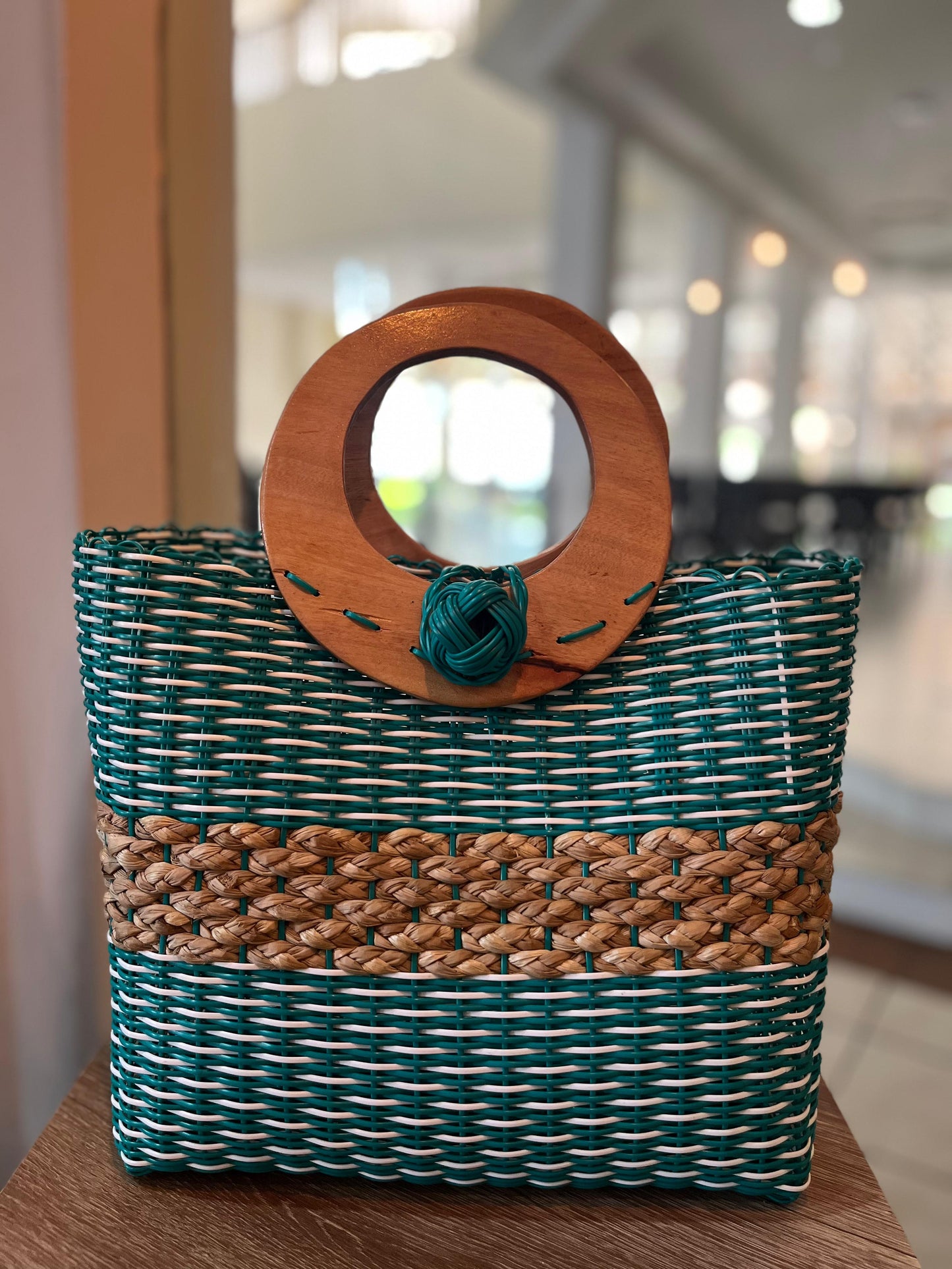 Cartera artesanal grande con aro de madera
