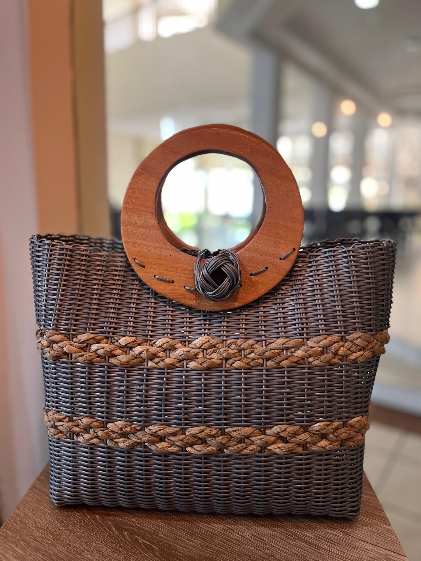 Cartera artesanal grande con aro de madera