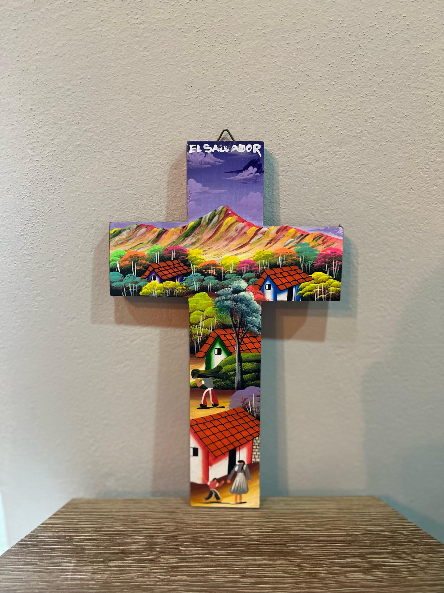 Cruz artesanal con paisaje