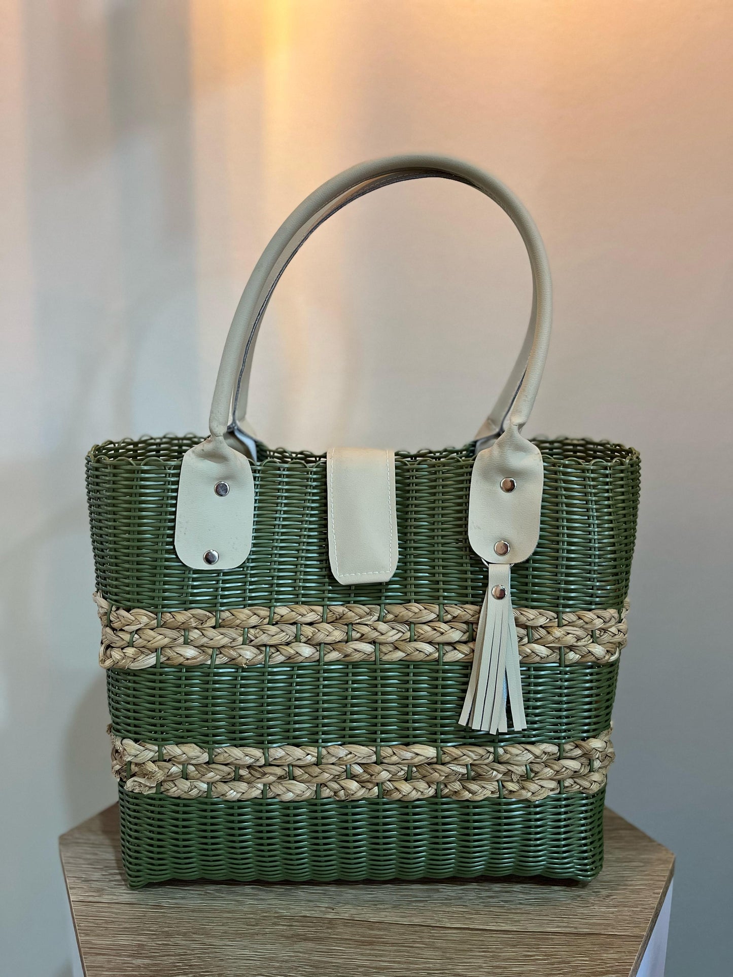 Cesta tipo cartera con aro de cuero