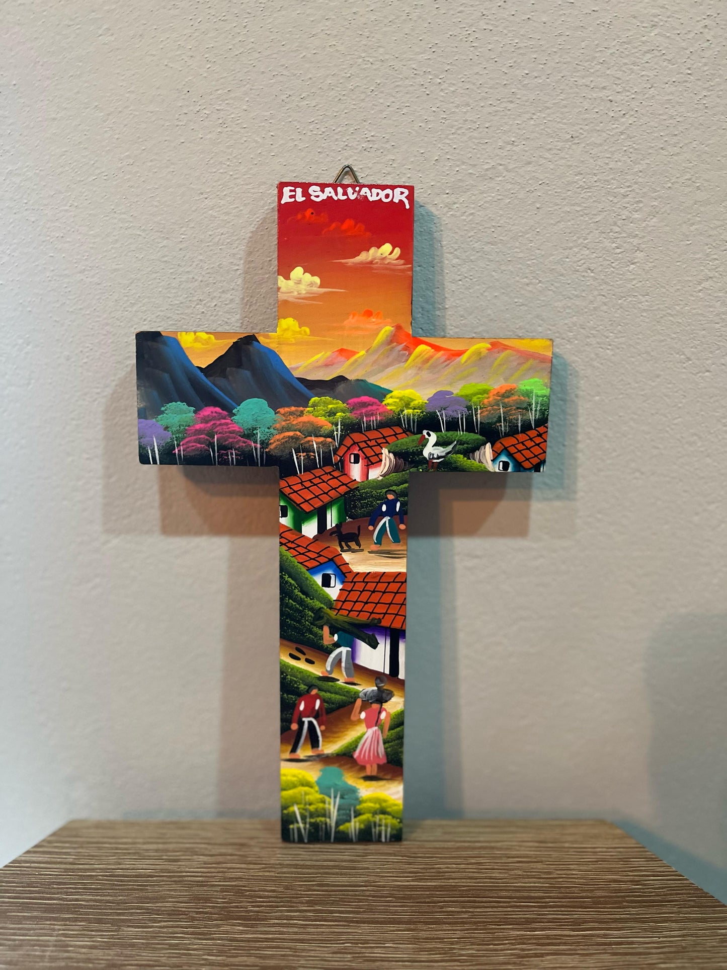 Cruz artesanal con paisaje
