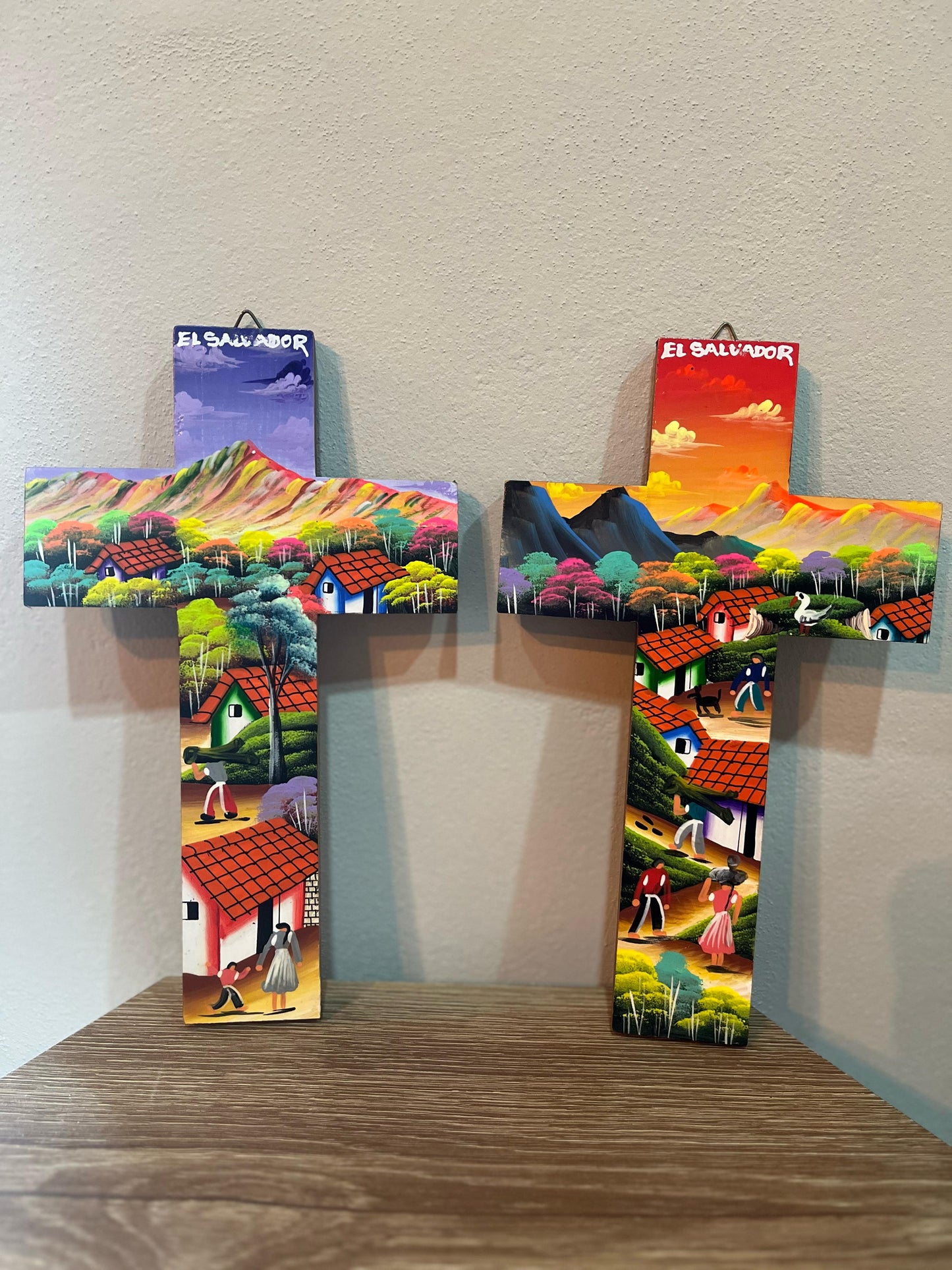 Cruz artesanal con paisaje