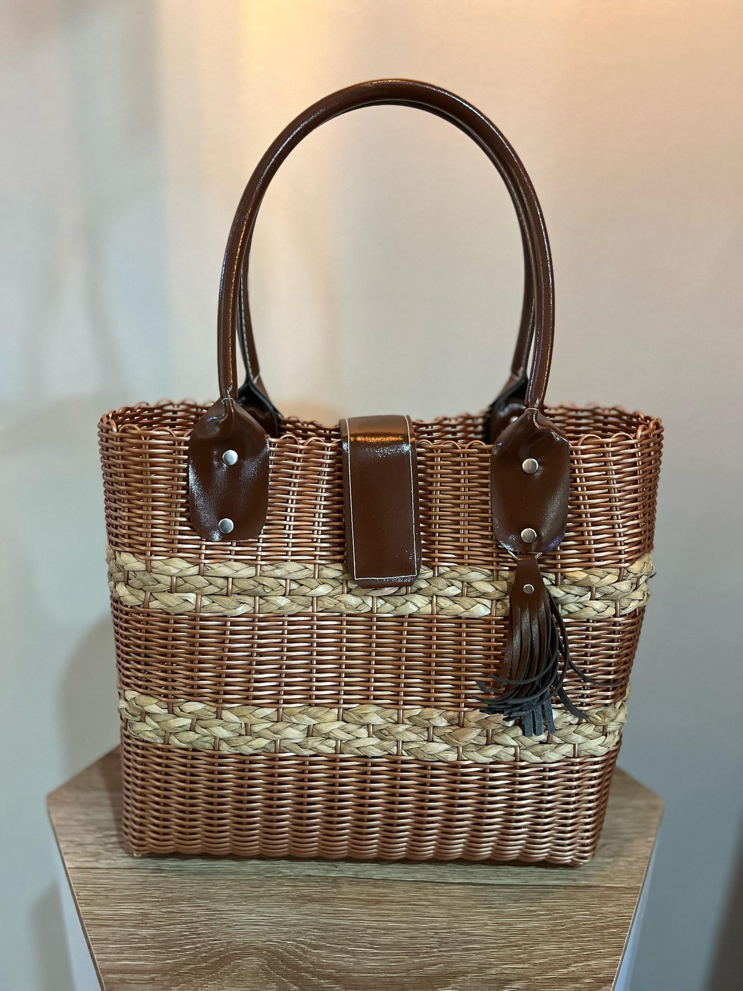 Cesta tipo cartera con aro de cuero