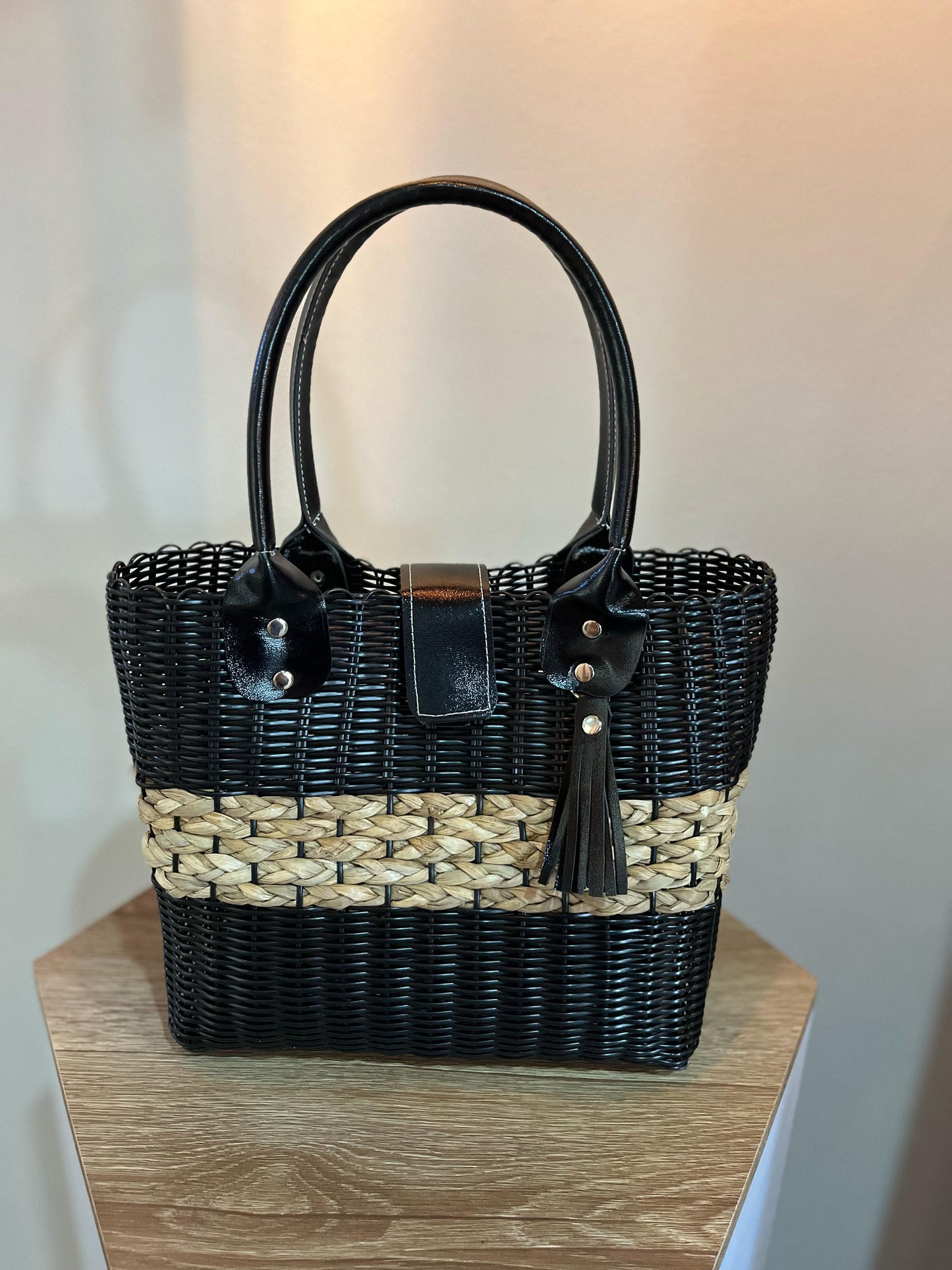Cesta tipo cartera con aro de cuero