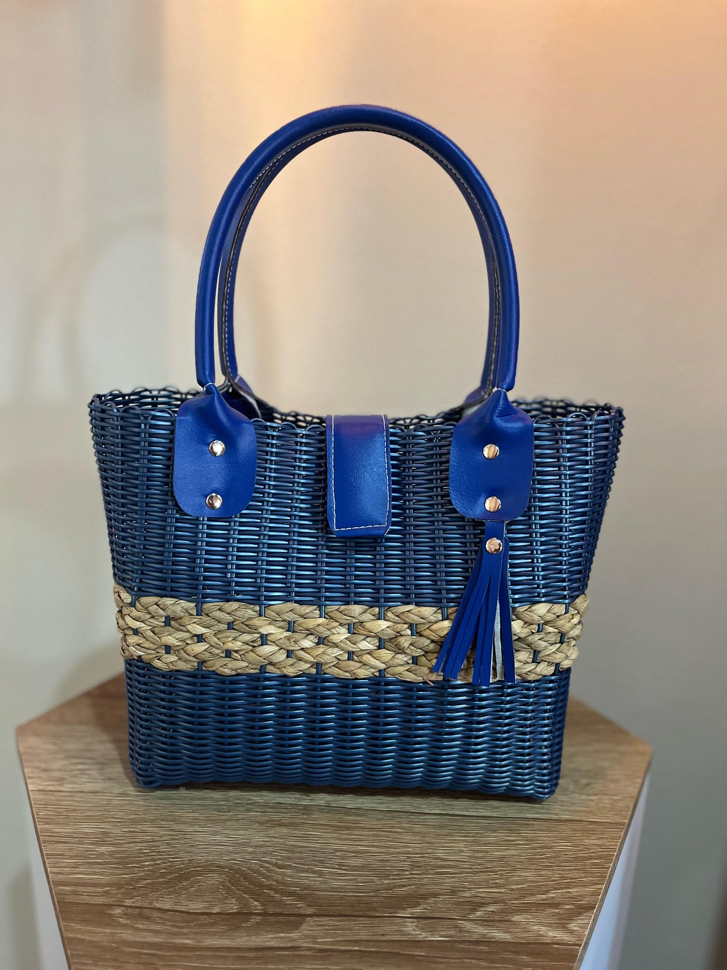 Cesta tipo cartera con aro de cuero