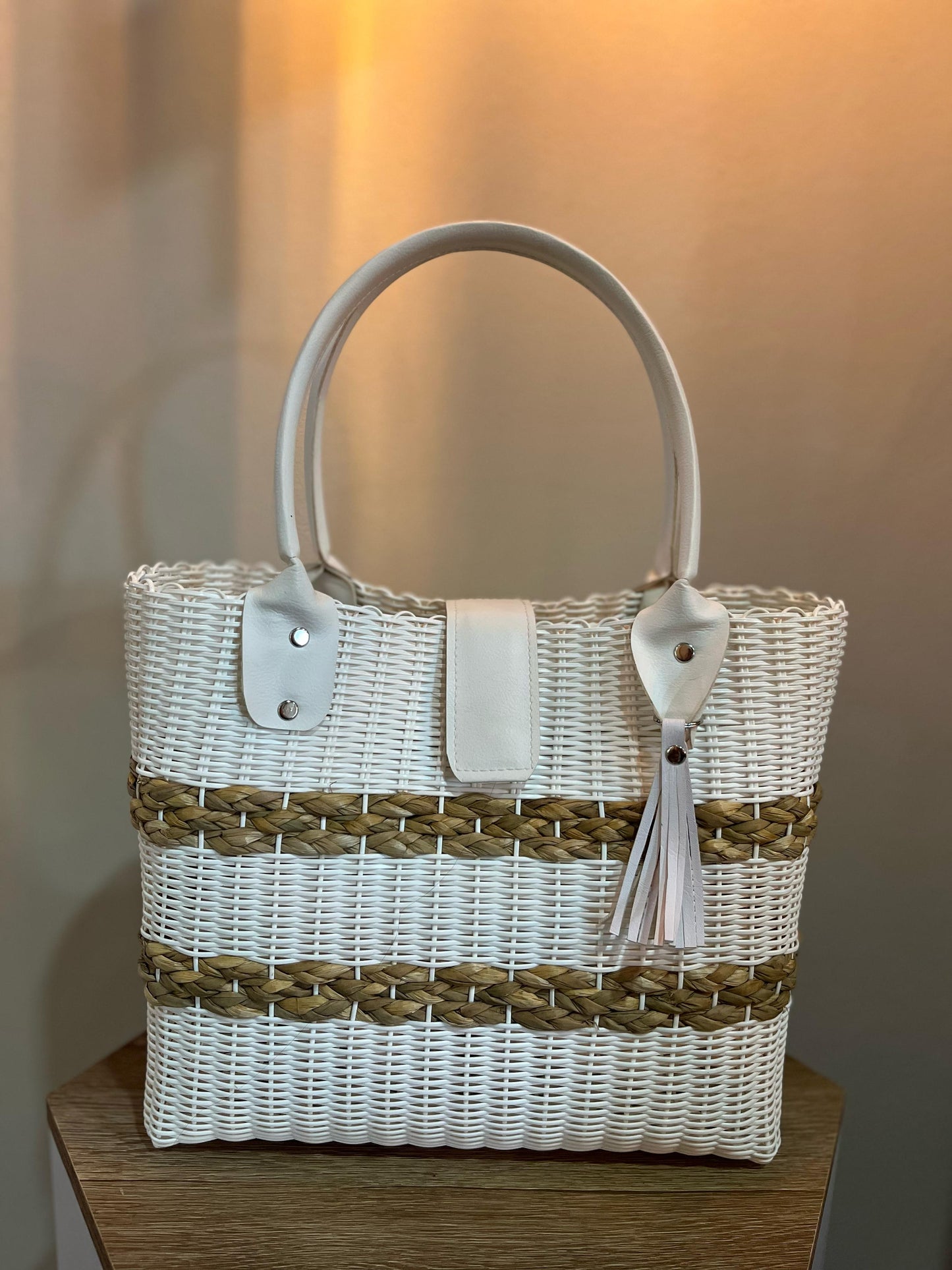 Cesta tipo cartera con aro de cuero