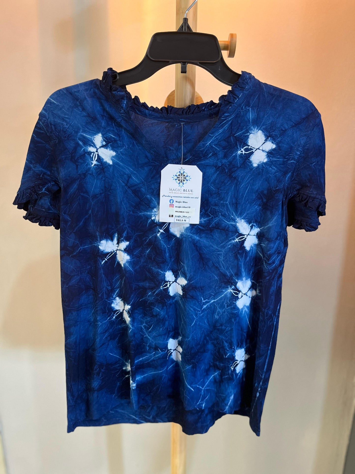 Blusa manga corta azul con cuello elástico