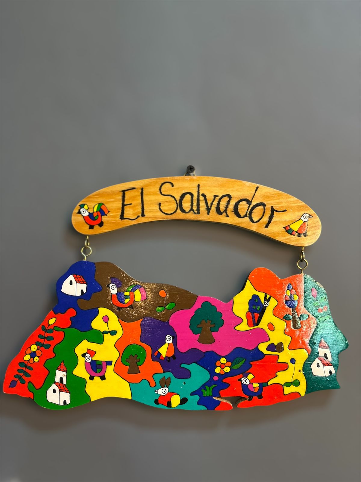 Mapa de madera colgante con paisaje