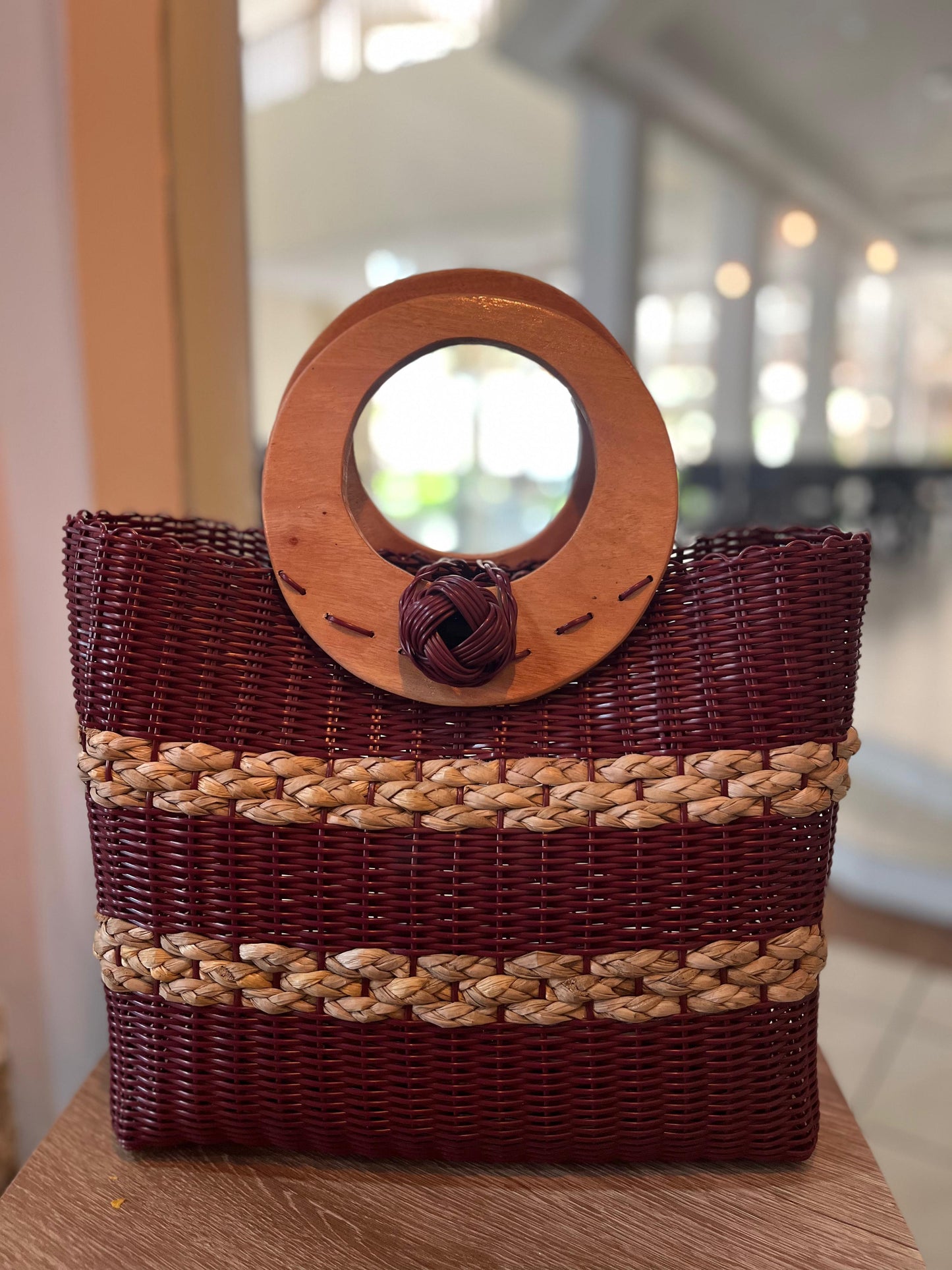 Cartera artesanal grande con aro de madera