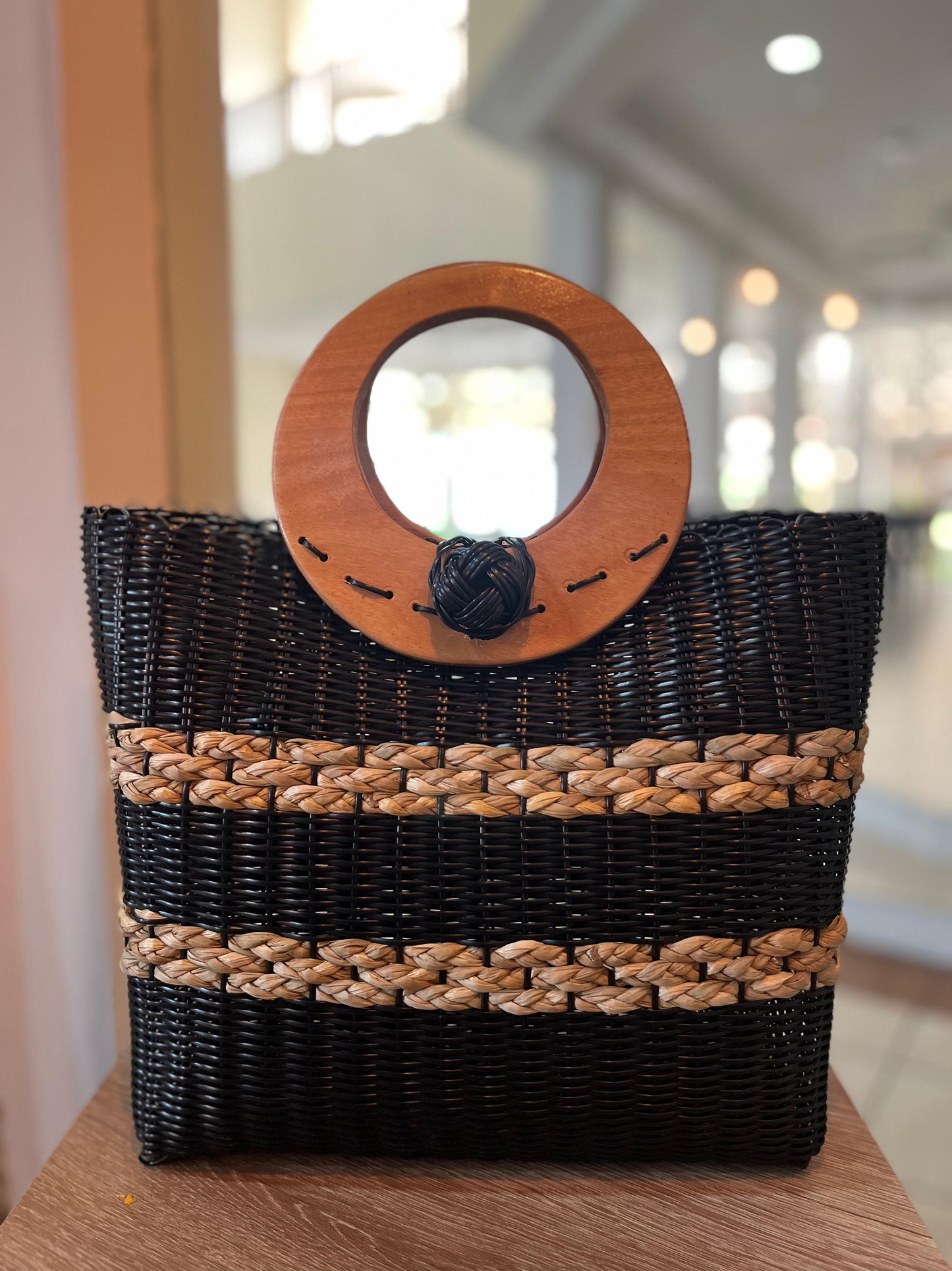 Cartera artesanal grande con aro de madera