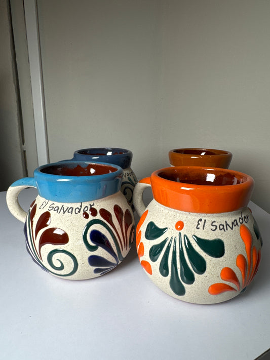 Tazas pequeñas barro