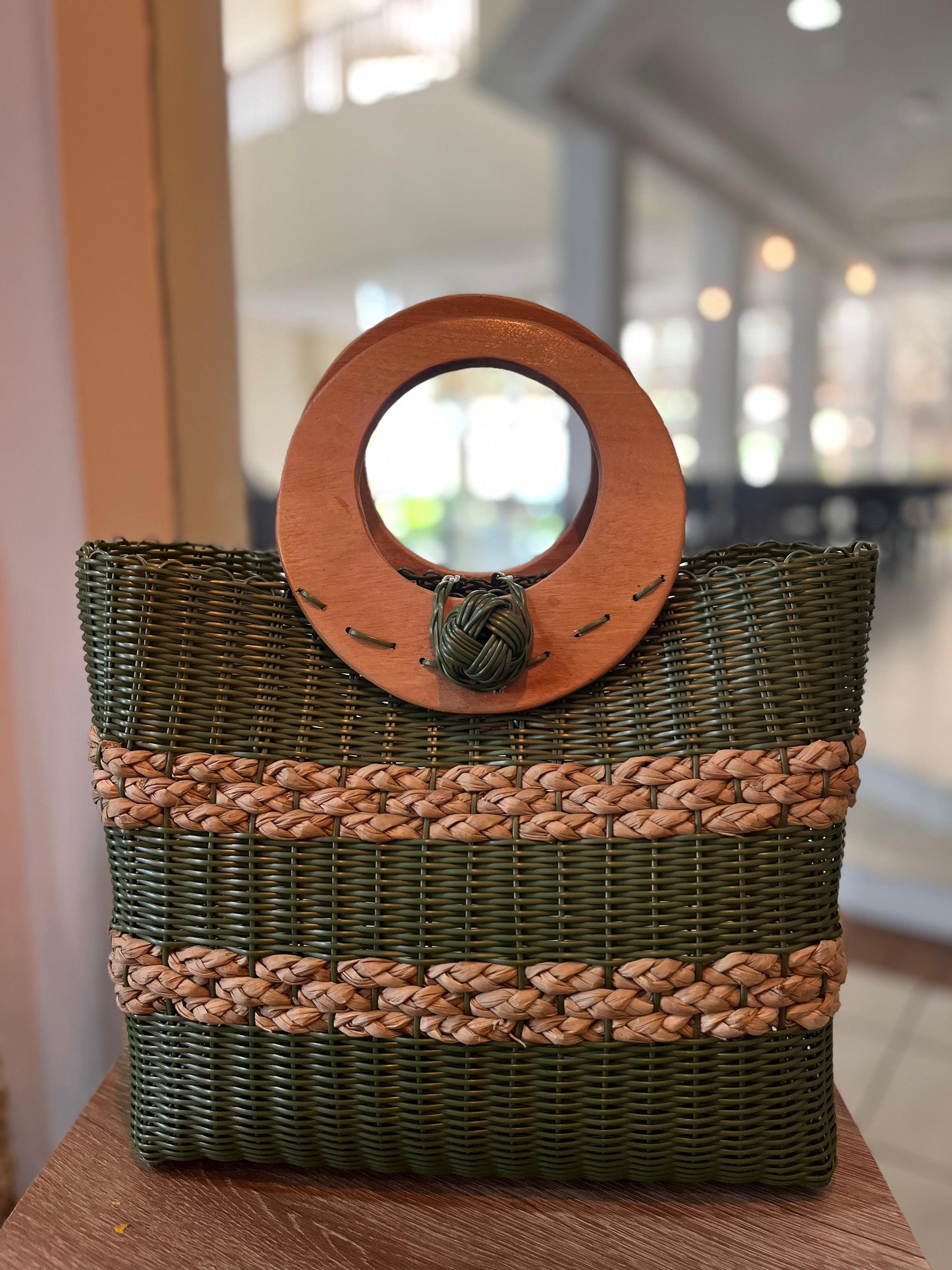 Cartera artesanal grande con aro de madera